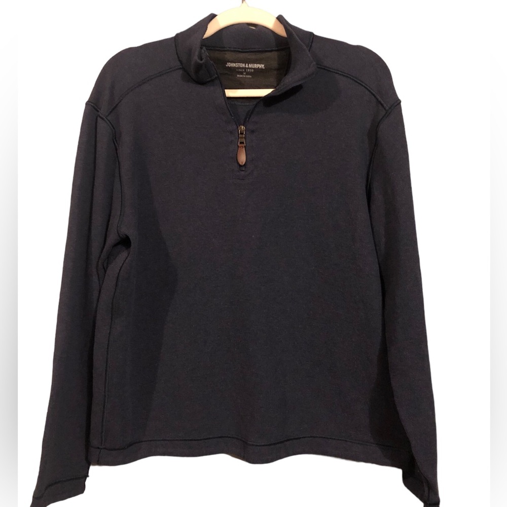 Johnston & Murphy Men’s size M. Long sleeve. Pullover. 1/4 zip in front.